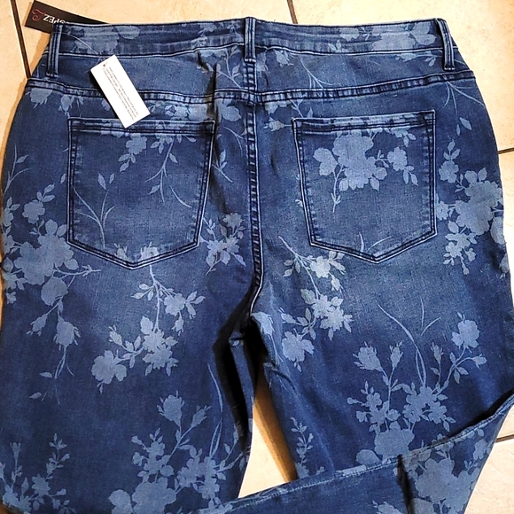 Curvy Plus Size Petite Batik Floral Printed Jeans 💙 - Picture 4 of 7